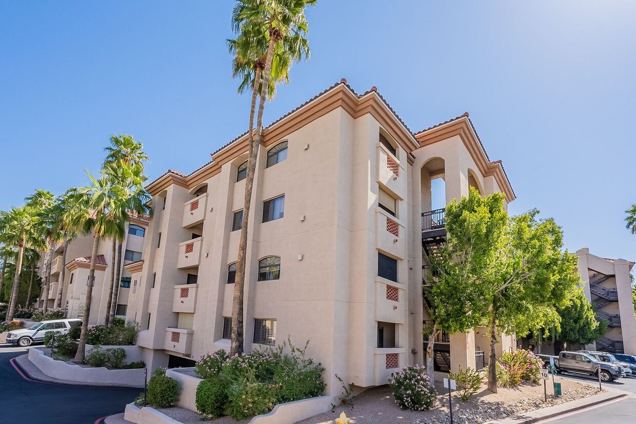 Primary Photo - 32nd St & Camelback - Excellent Location