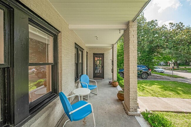 Foto del edificio - 2345 Wroxton Rd