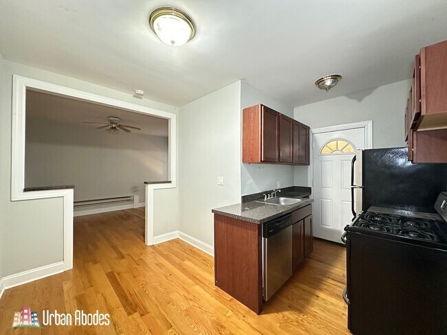 Foto del edificio - 3731 N Pine Grove Ave