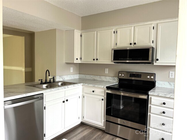 Building Photo - 657 Lex Dr