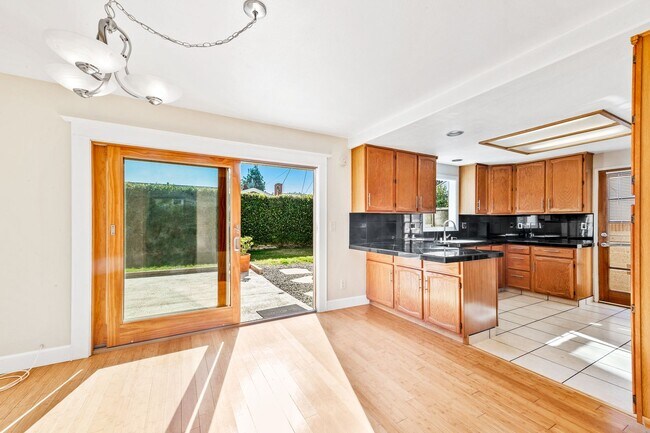 Foto del edificio - Charming 3-Bedroom, 2-Bathroom Home in Prime North Huntington Beach Location