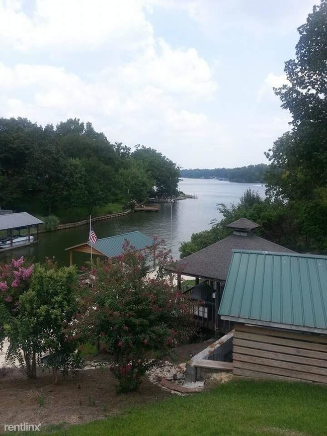 Foto del edificio - 2172 Riverfork Rd