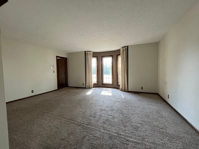 Foto del edificio - Well Located & Spacious 4 Bedroom!!