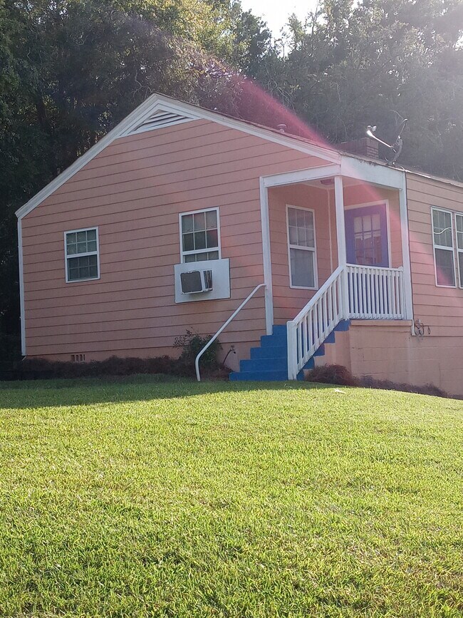Building Photo - 701 Varsity Dr