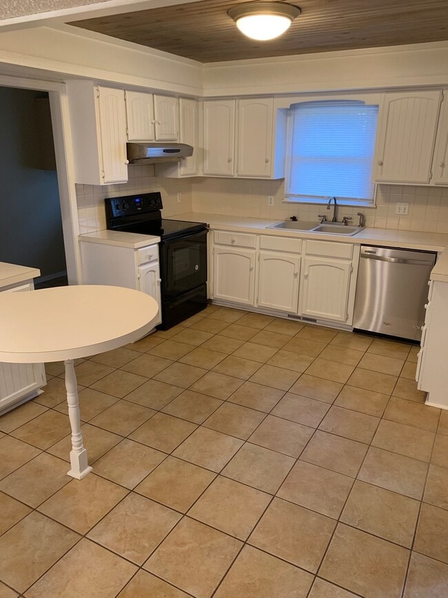 Foto del edificio - 3 Bedroom 2 Bathroom across from Kickapoo High School $1,495!