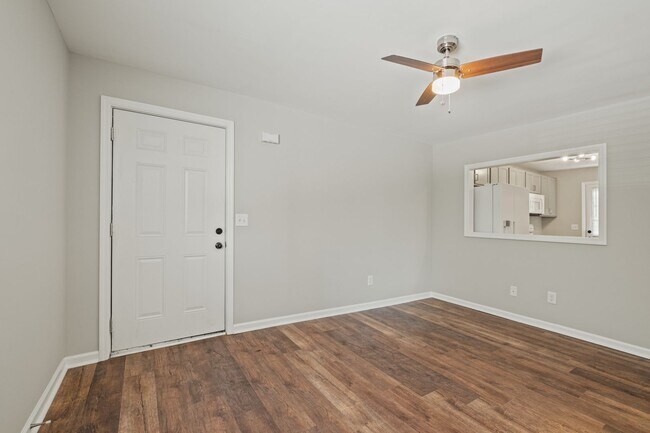 Foto del edificio - Available now, 2 bed 1 bath end unit in qu...