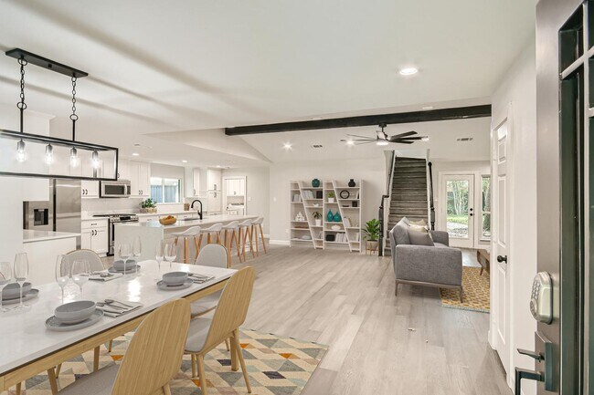 Foto del edificio - Charming Prestonwood home with peaceful ba...
