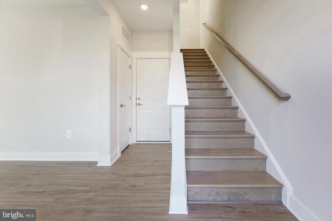 Building Photo - 945 Sycamore Dr SE