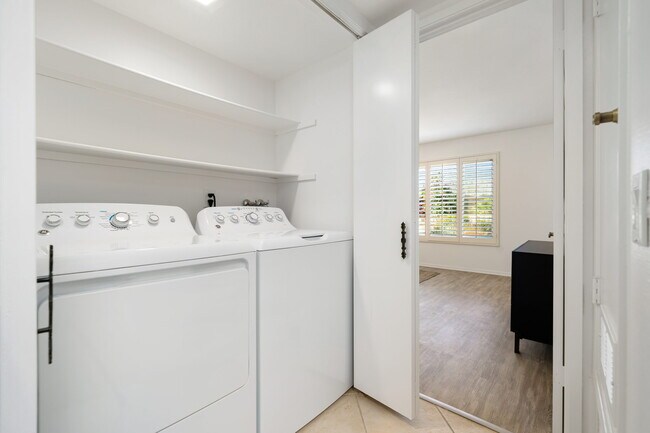 Washer/dryer in unit - 44329 Venice Ct