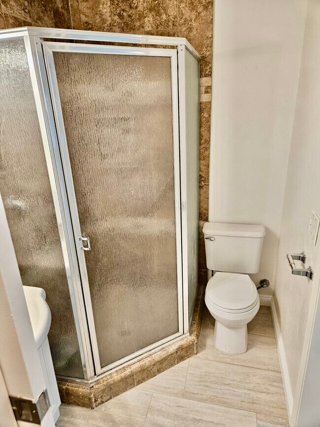 Baño principal completo - 2118 Obarr Pl