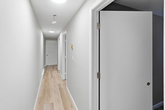 Foto del edificio - 26 Old West Brookfield Rd