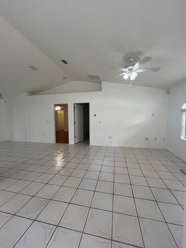 Building Photo - Single family Home with Florida room!