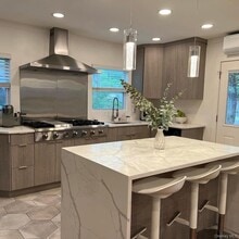 Building Photo - 711 Pelhamdale Ave