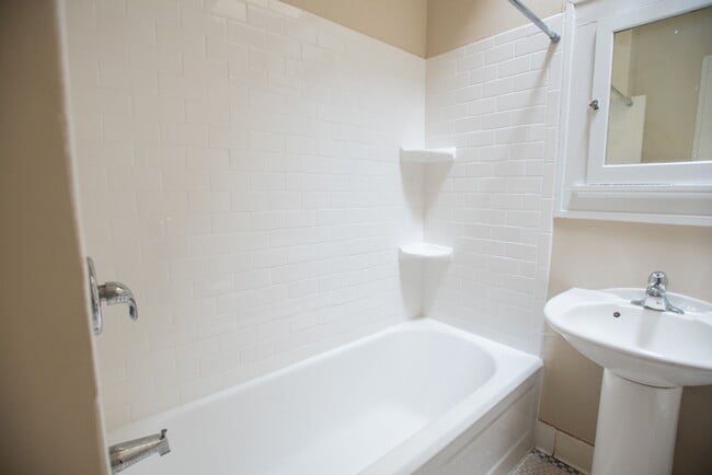Foto del edificio - $1045– 1 BR, 1 BA Apartment, Heat Included - 1603 N Van Buren