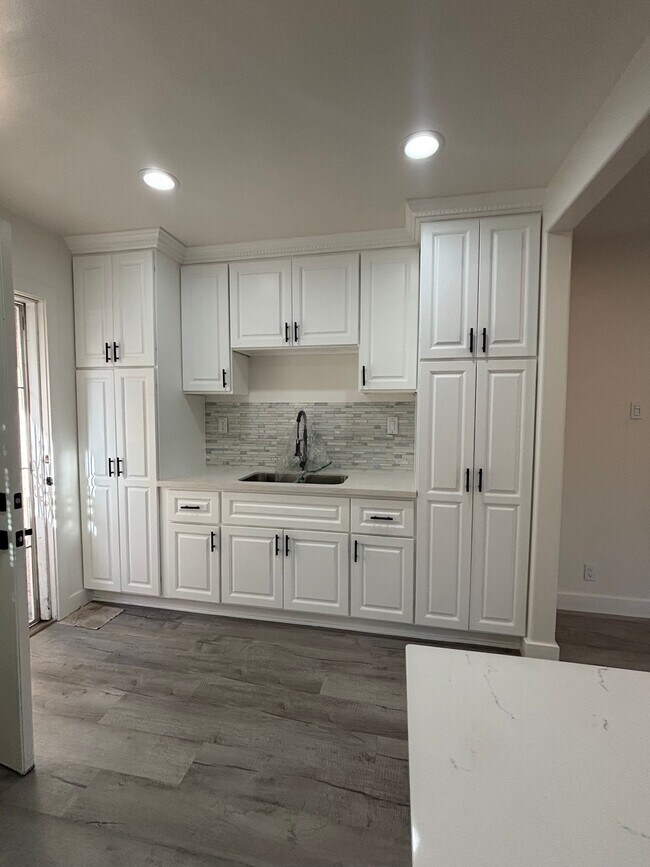 Building Photo - 5848 Gardenia Ave