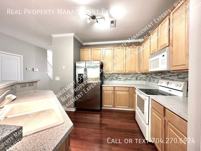 Building Photo - Beautiful 3BR/2.5BA Townhouse in Villages ...