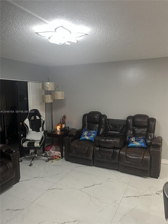Foto del edificio - 819 NE 199th St