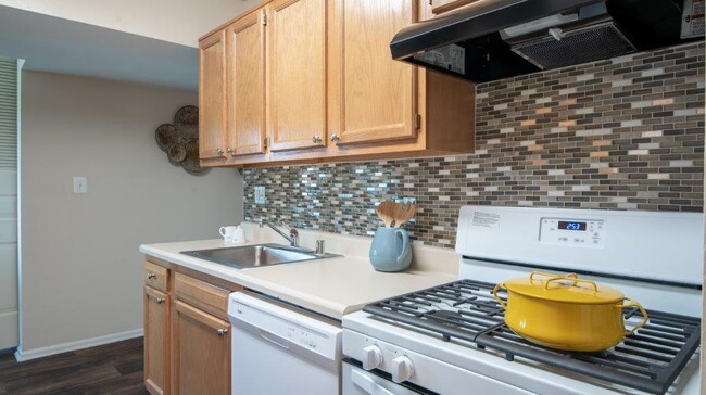 Building Photo - Carriage Hill Apartment Homes