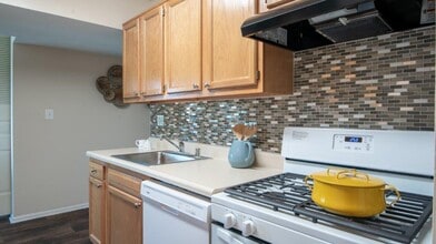 Building Photo - Carriage Hill Apartment Homes