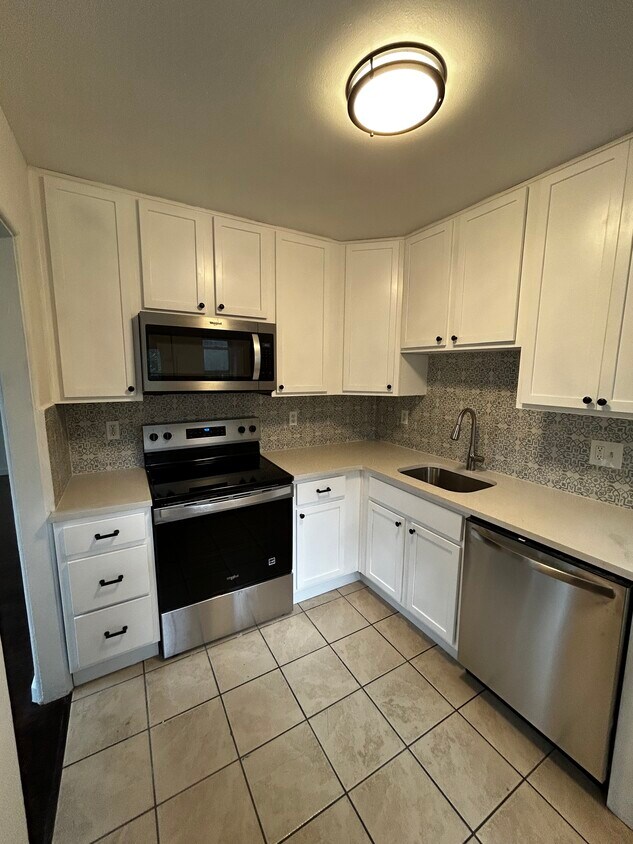 Primary Photo - 1460 Elmira St