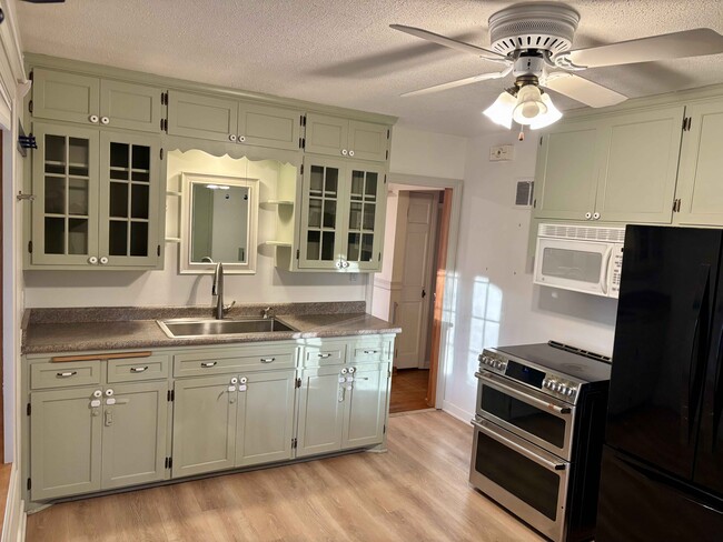 Kitchen 4 - 3276 S Lenox St