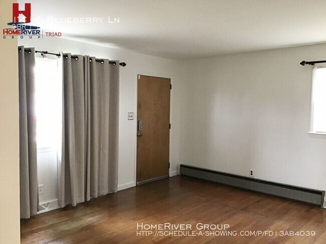 Foto del edificio - 3 Bedroom Available Now!!