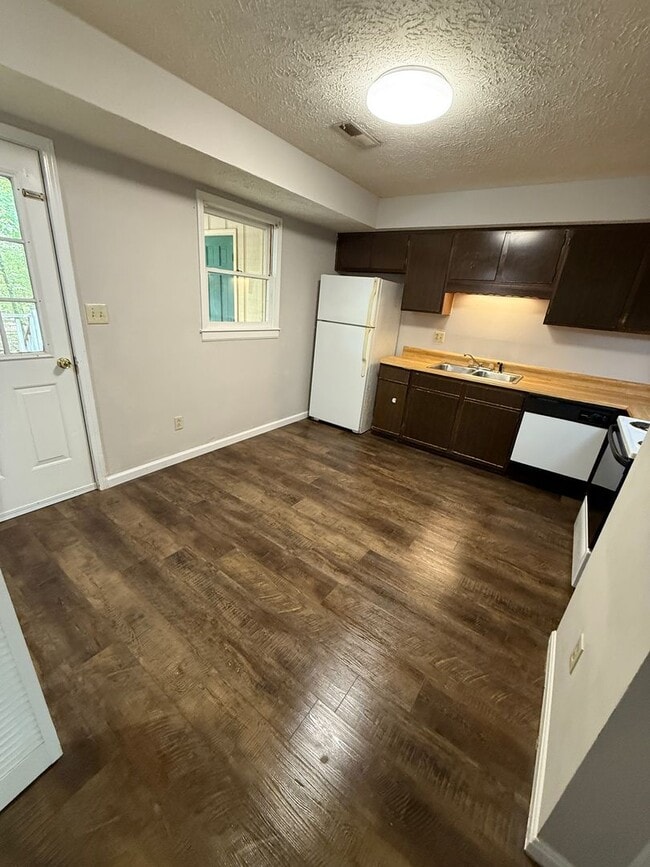Building Photo - 2 Bedroom- 1 1/2 bathroom- Townhouse Apartment in West Rome