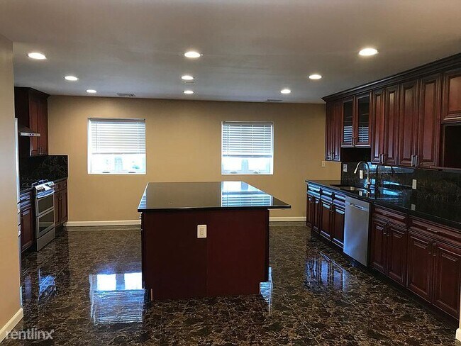 Foto del edificio - 4 br, 3 bath House - 33 Clark Ave