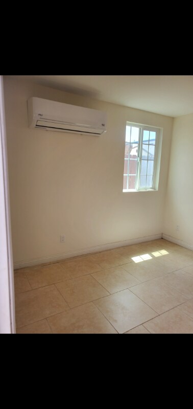 Foto del edificio - 1373 Holly Ave