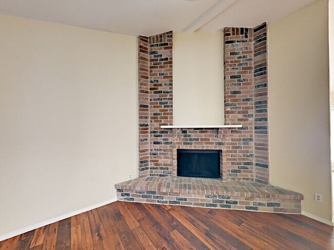 Building Photo - No Application Fee* Plus $250 Off First 2 ...