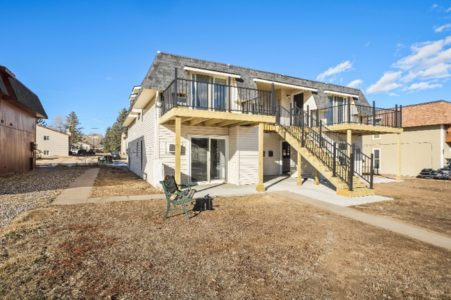Building Photo - Completely Renovated Apartment!