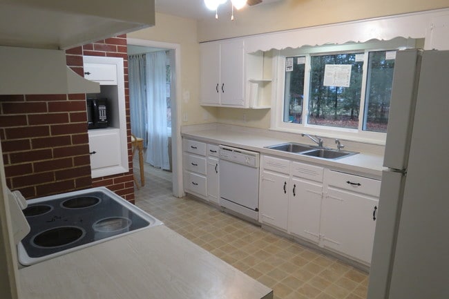 Building Photo - 24 Llewellyn Dr