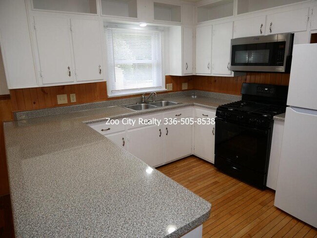 Foto del edificio - 678 Mack Rd