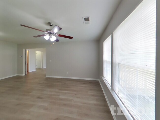Building Photo - 123 Bruin Dr