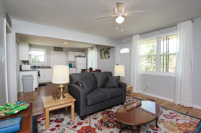 Sala de estar compartida - 703 Celeste Ave