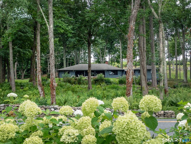 Foto del edificio - 321 W Shore Rd