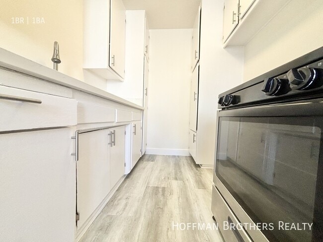 Building Photo - 1088 W 39th St