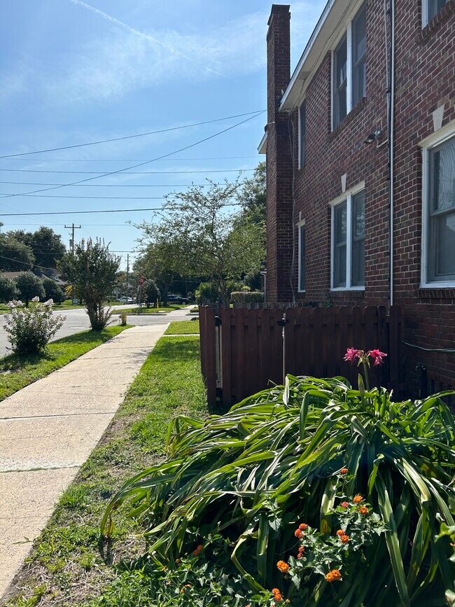 Foto del edificio - 2604 Dellwood Ave