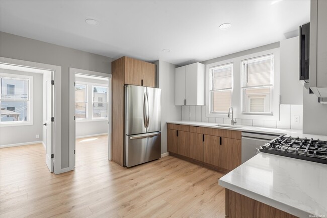 Building Photo - 62-76-76 60th Dr