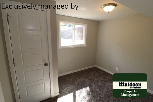Building Photo - Beautiful Belmont Home with 4 car garage! ...