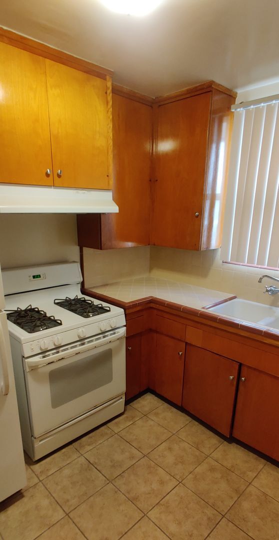 Building Photo - Charming 1 Bedroom, 1 Bath Upstairs Condollll
