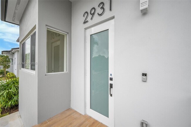 Building Photo - 2931 SW 12th Ave