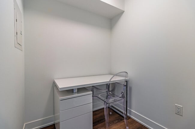 Photo du bâtiment - One Plus Den Furnished unit