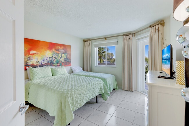 Spacious Main Bedroom Fully Furnished - 18260 N Bay Rd