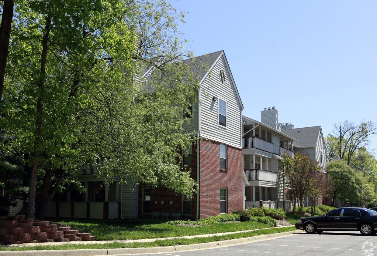 Penderbrook Square Apartments in Fairfax, VA