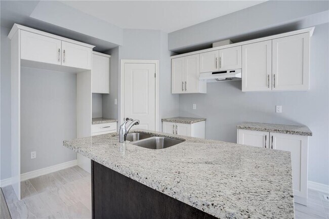 Building Photo - 98 Shoreview Pl