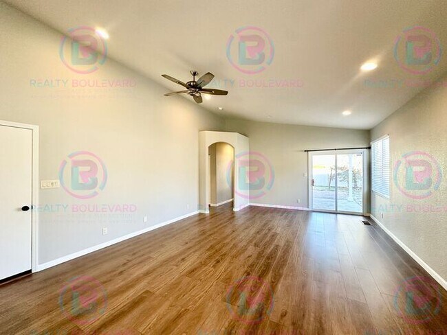 Foto del edificio - South Meadows 3-Bedroom 2 Bath Home New paint and Carpet Mt. Rose Views & Covered Patio