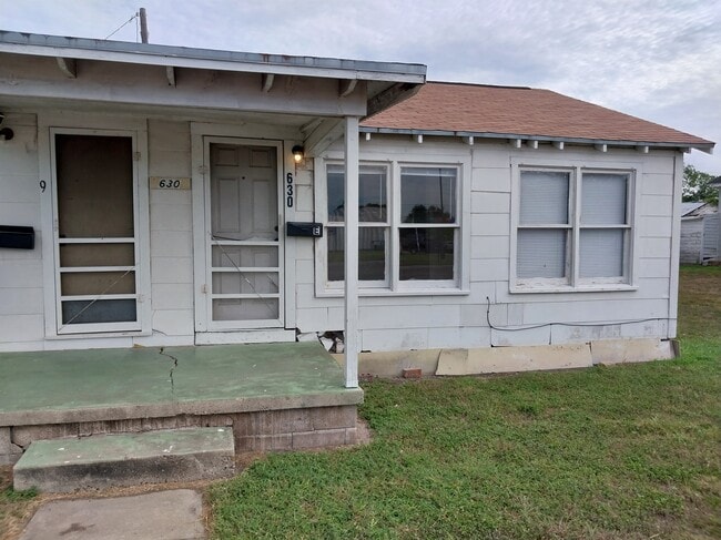 Building Photo - 630 W King Ave