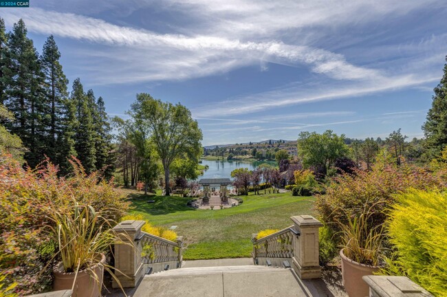 Building Photo - 3105 Lakemont Dr