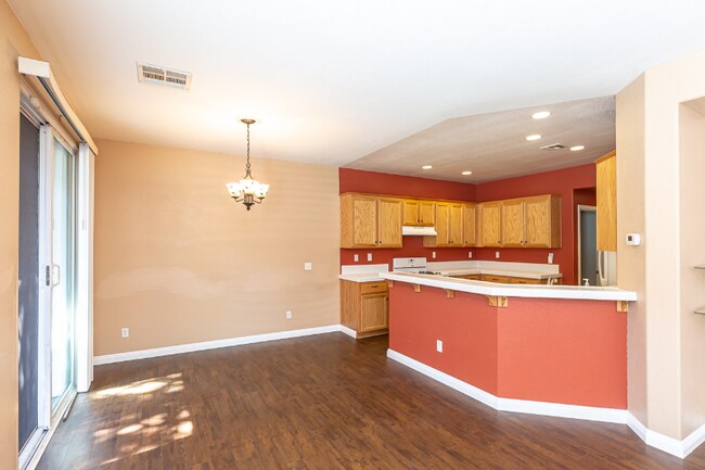 Building Photo - 425 S Meadowbrook Dr